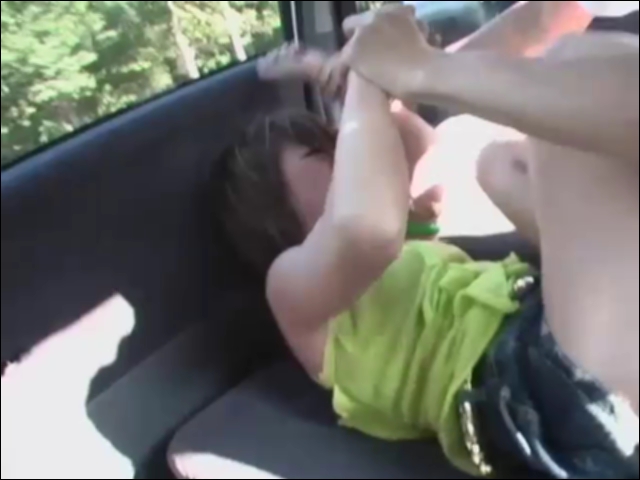 手足をバタつかせて抵抗するギャル