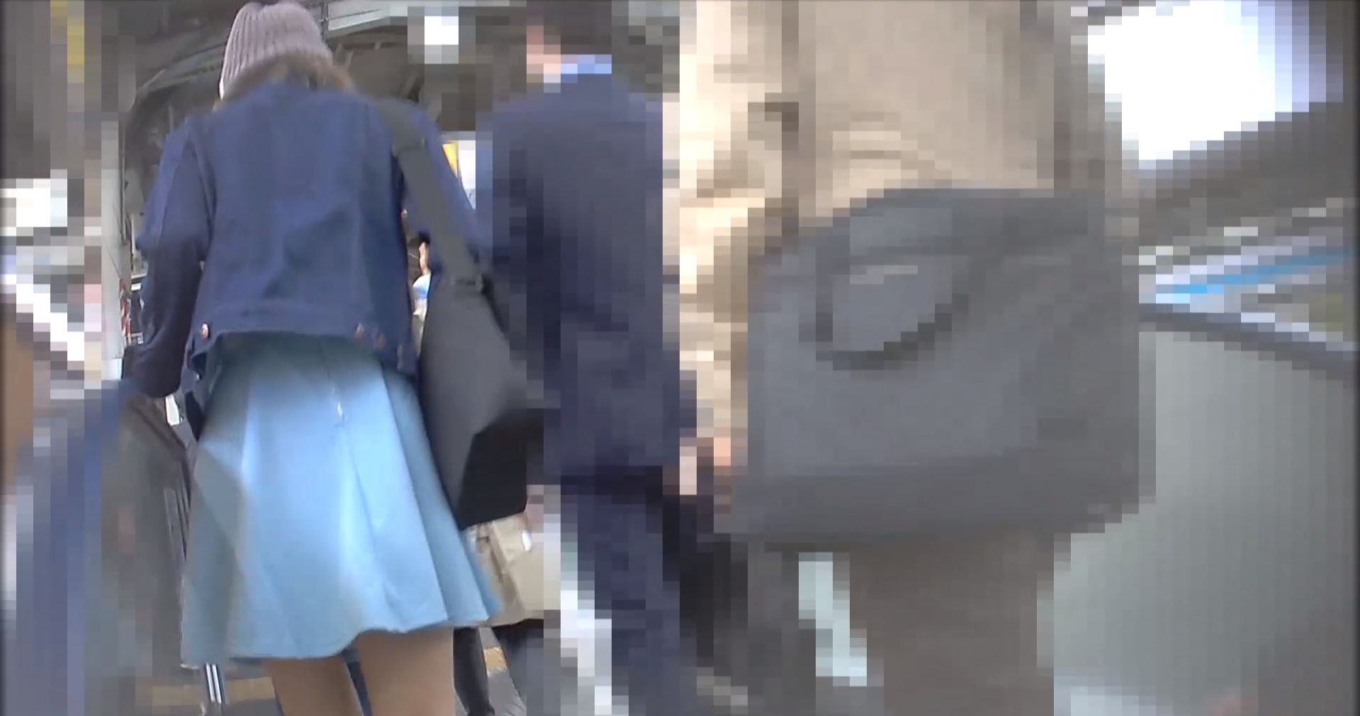 痴漢現場に向かう巨乳女子大生を隠し撮り