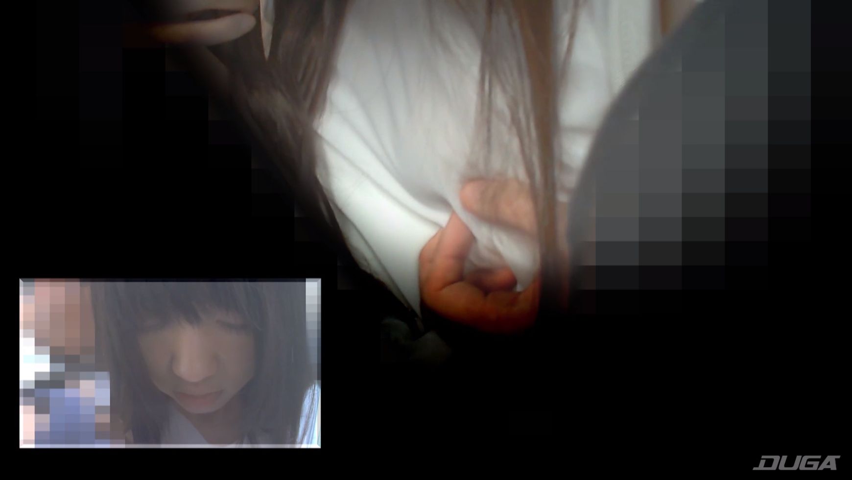 服の上から乳首をつままれる柴村かすみ
