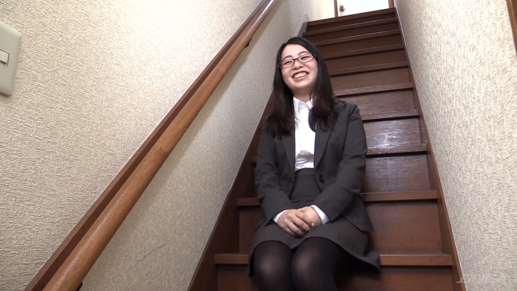 痴漢体験を直前にしてインタビューをうける村島秋子
