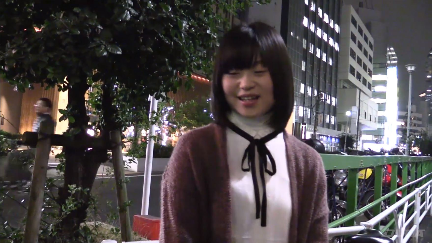 痴漢体験前にインタビューをうけるちはやすず