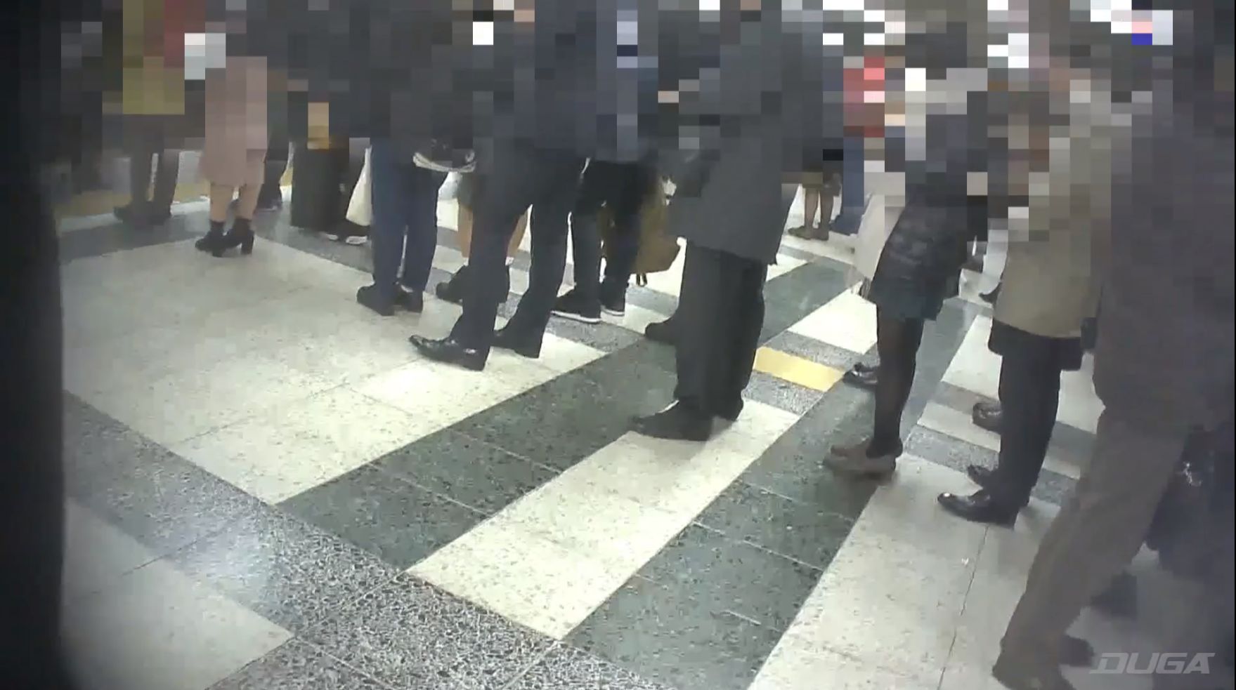痴漢が大勢巣食う帰宅ラッシュの満員電車に乗り込もうとするちはやすず