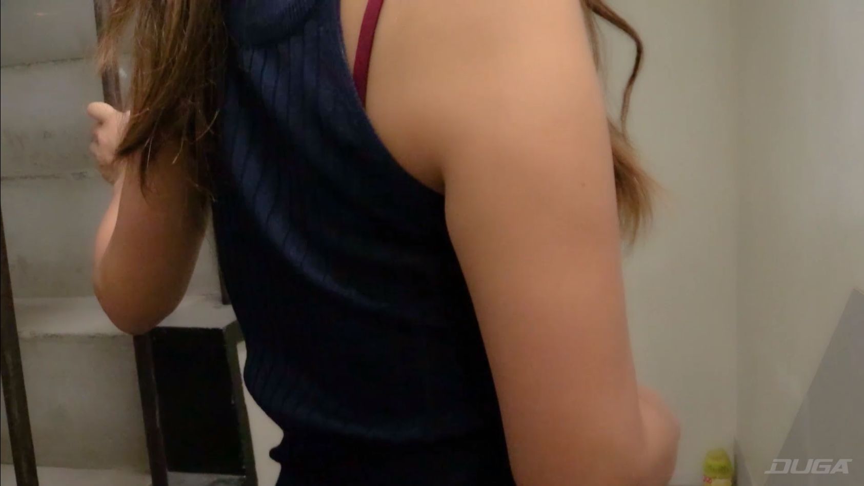 過激な私服を着て痴漢体験に挑む素人熟女 乾沙衣の背中
